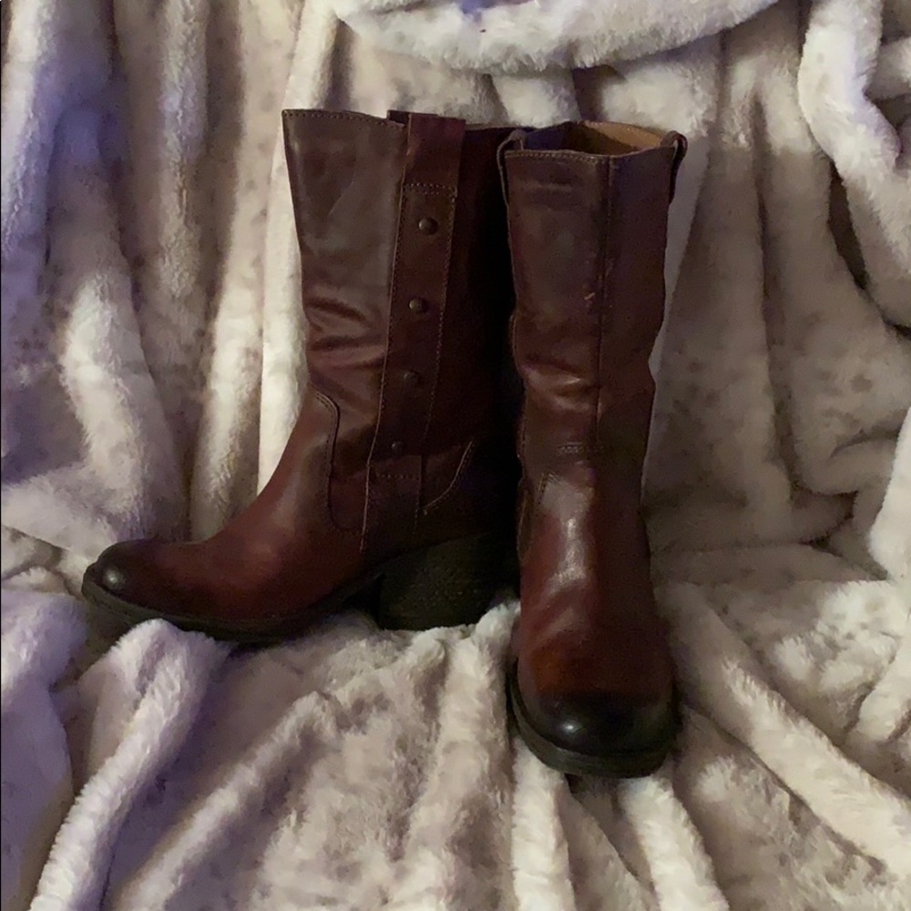 Born brand boots *Negotiable*